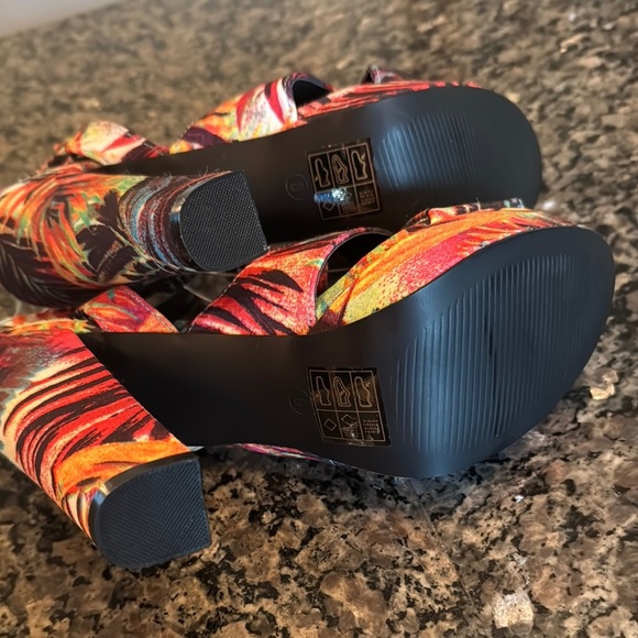 Misguided tropical Heels with Bold Design NWOT 8 - Picture 10 of 12
